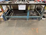 un établi sur lequel sont posés des outils dans un garage