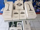 de nombreuses boîtes contenant des appareils électroniques posées sur une table dans un magasin