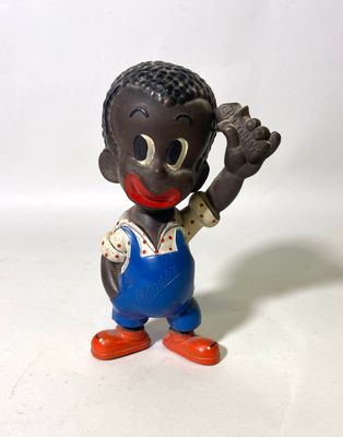 un petit jouet représentant un garçon tenant une batte de baseball