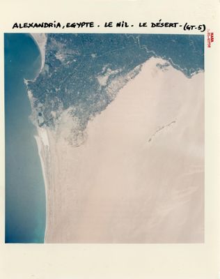 une vue aérienne d'une plage de sable et d'un plan d'eau