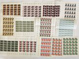 un ensemble de timbres présentant différents motifs sur un fond blanc