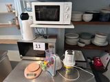 un micro-ondes posé sur un comptoir