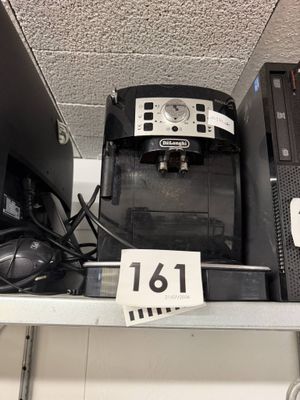 de nombreux appareils électroniques sur une étagère dans un magasin