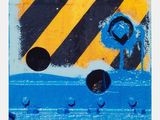 une porte bleue sur laquelle est accrochée une pancarte jaune et noire