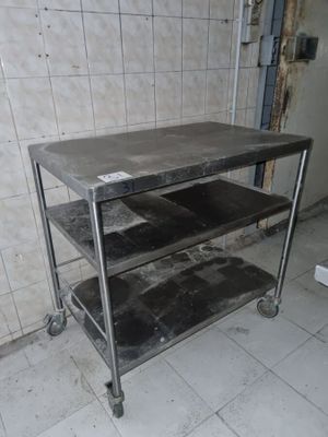 une photo d'une table en acier inoxydable dans une cuisine