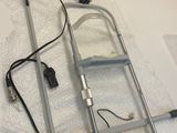 une échelle métallique posée sur une table