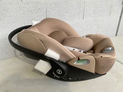 un siège auto pour bébé posé par terre