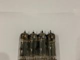 trois tubes à vide empilés les uns sur les autres sur une surface blanche