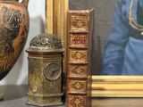 une photo d'une photo représentant une femme et une horloge posées sur une étagère