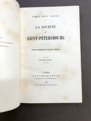 un livre ouvert posé sur une table à côté d'une tasse de café