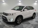 le suv blanc est garé dans le garage sur un sol en damier