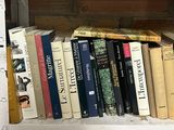 de nombreux livres qui se trouvent sur une étagère dans une boîte à livres
