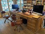une photo d'un bureau à domicile avec un ordinateur posé sur un bureau