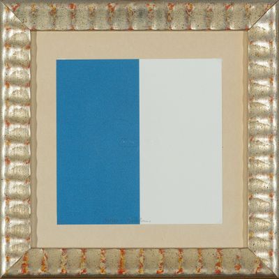 l'image d'un tableau représentant un carré bleu et blanc dans un cadre doré