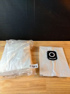 deux sacs de nourriture posés sur une table l'un à côté de l'autre
