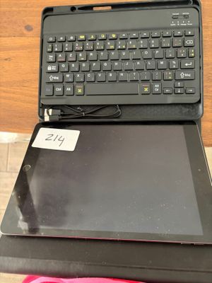 un ordinateur portable posé sur une table