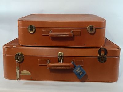 deux valises marron posées l'une à côté de l'autre sur une table