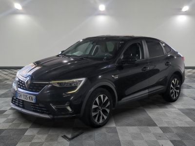 un 4x4 noir garé sur un sol en damier dans un garage