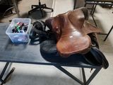 une selle en cuir posée sur une table dans une pièce