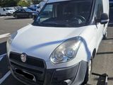 la petite camionnette blanche est garée dans le parking