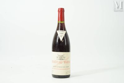 une bouteille de vin posée sur une table