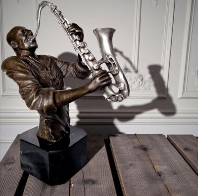 THOMAS (XXIème siècle) Le SAXOPHONISTE – Sujet en bronze à d…