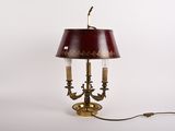 lampe de table en laiton avec un abat-jour rouge sur fond blanc