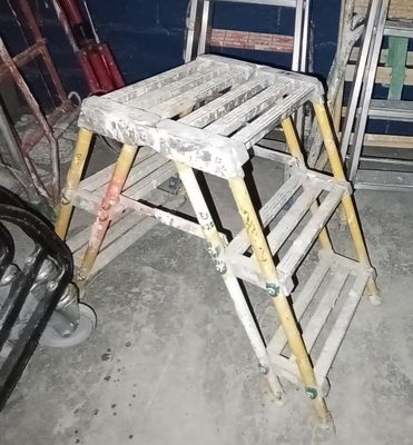 une échelle posée à côté d'une chaise dans une pièce