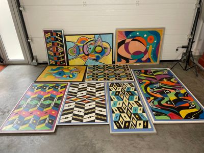 beaucoup de tableaux posés par terre