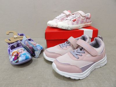 une paire de chaussures et un sac posés par terre