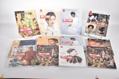 un grand nombre de livres posés sur une table