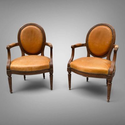 paire de fauteuils français du XIXe siècle avec assises rembourrées de cuir