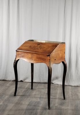 un petit bureau en bois surmonté d'un tiroir