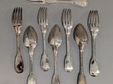 beaucoup de cuillères et de fourchettes en argent sur la table