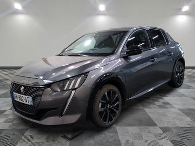 la voiture grise est garée sur un sol en damier dans le garage