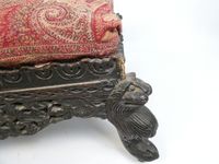 Tabouret en bois indochinois, pieds galbés à décor d'animaux… (photo 2)