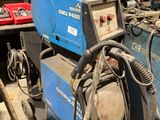 une machine bleue qui se trouve dans un garage