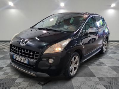 la photo d'une voiture noire garée dans un garage