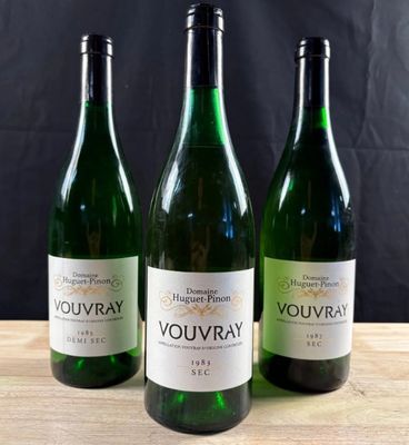 trois bouteilles de vin posées sur une table en bois
