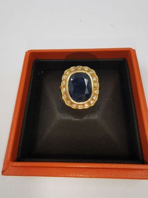 gros plan d'une bague dans une boîte sur une table