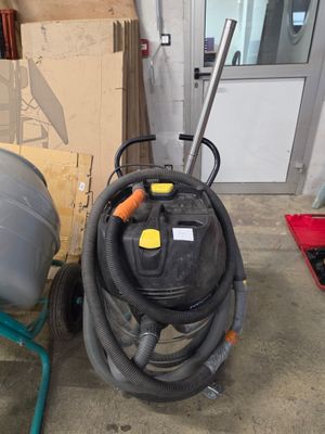 une photo d'un aspirateur et d'autres objets dans un garage