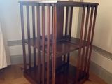 une petite cage en bois surmontée d'une tasse