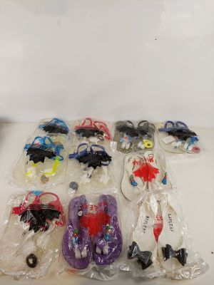 beaucoup de jouets en plastique posés sur la table