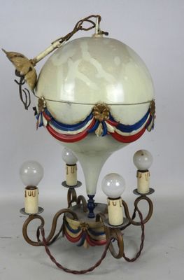 une lampe posée sur une table