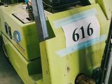 un chariot élévateur portant un numéro, dans un entrepôt