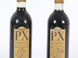 deux bouteilles de vin sont posées sur une surface blanche