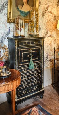 une photo d'un salon avec un tableau accroché au mur