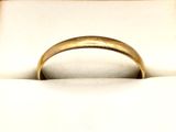 une bague en or posée dans une boîte blanche sur une table
