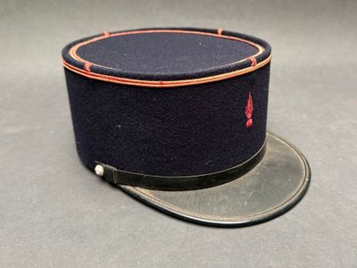 un chapeau posé sur une table