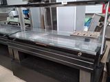 une vitrine en verre au milieu d'un magasin